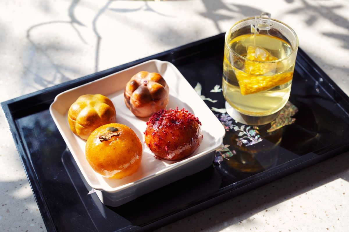合わせたのは「みかんの皮のお茶」W5000。かぼちゃ茶やなつめ茶など伝統茶からコーヒーまでドリンクも充実