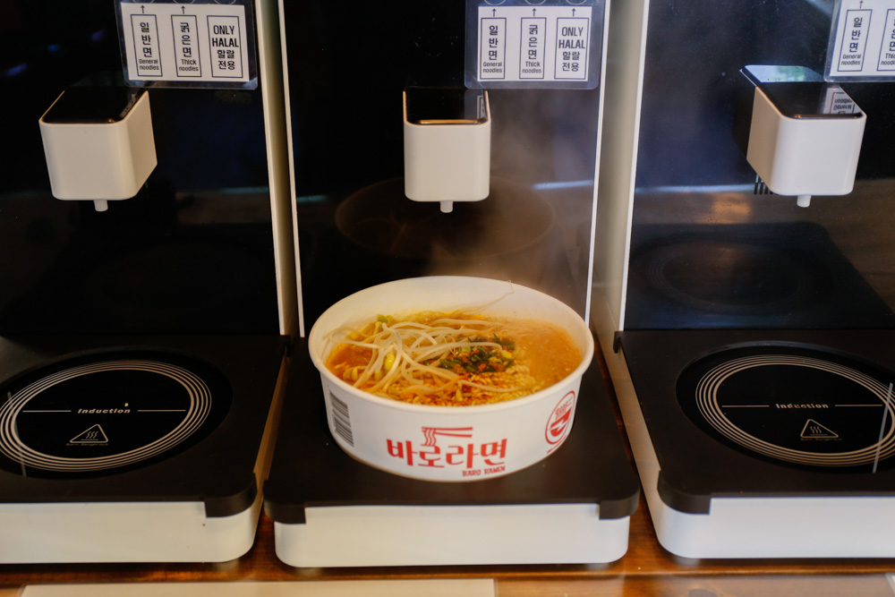 作り方は紙容器に材料を入れてボタンを押すだけ。2階にもマシンがあるので席で待たずに作れる