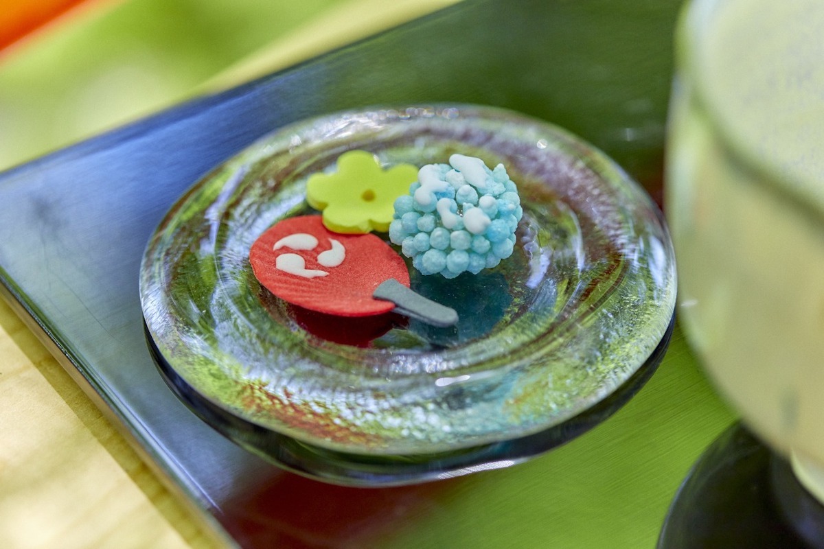 拝観志納料2000円（紅葉シーズンは3000円）についてくる抹茶とお菓子