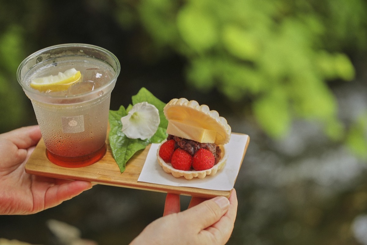 「季節のフルーツと酒かす最中」880円～（季節によってフルーツ・価格が変更）、「ほうじ茶レモンソーダ」880円 ※川床チャージ550円／人