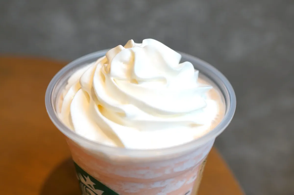 「ピーチ & ピーチミルク フラペチーノ®」ホイップクリーム