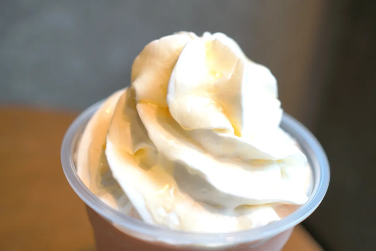 「ピーチ & ピーチミルク フラペチーノ&reg;」カスタマイズ：ハチミツ追加（無料）＋ホイップクリーム多め（無料） 「ピーチ & ピーチミルク フラペチーノ&reg;」カスタマイズ：ハチミツ追加（無料）＋ホイップクリーム多め（無料