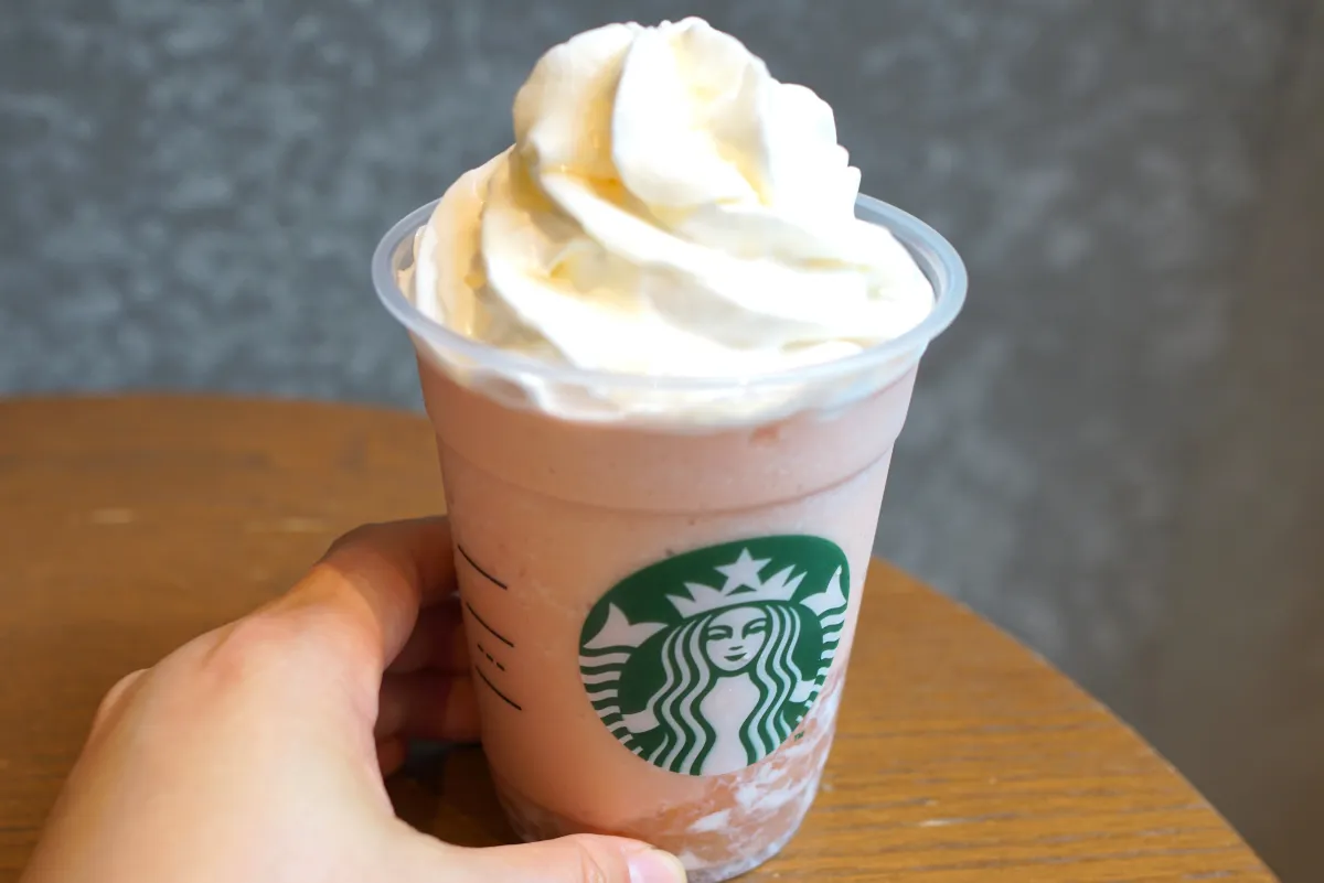 「ピーチ & ピーチミルク フラペチーノ&reg;」カスタマイズ：ハチミツ追加（無料）＋ホイップクリーム多め（無料）＋アーモンドミルク変更（＋55円）＋チャイシロップ追加（＋55円）