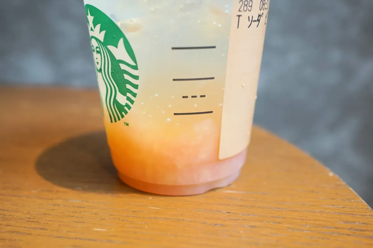 「チラックス ソーダ ピーチ」カップの底