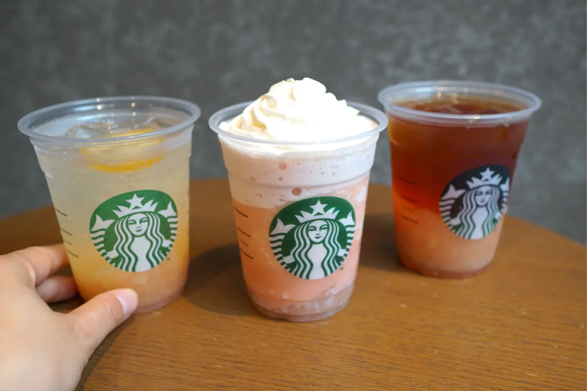 「ピーチ & ピーチミルク フラペチーノ®」、「チラックス ソーダ ピーチ」、「クラフト ジューシー ピーチ ティー」。