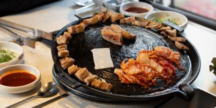 【韓国現地レポ】ソウルの進化系サムギョプサル4選！ 餅包みやミナリも