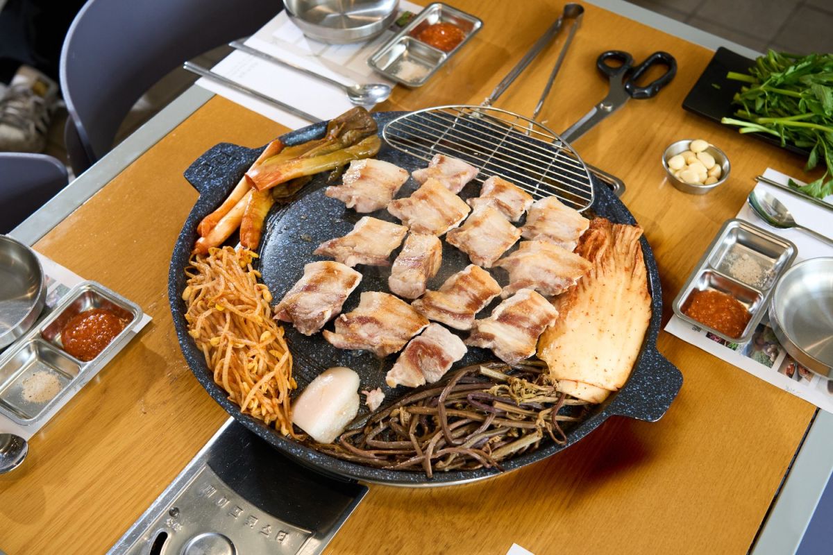 キムチやナムルなどのパンチャンも一緒に焼いていただく