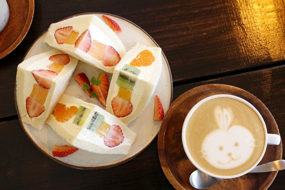 いちごとメロンのフルーツサンド（税込650円）、季節のミックスフルーツサンド（税込600円）。一人につき1種類2ピースまでの提供（写真は2名分）