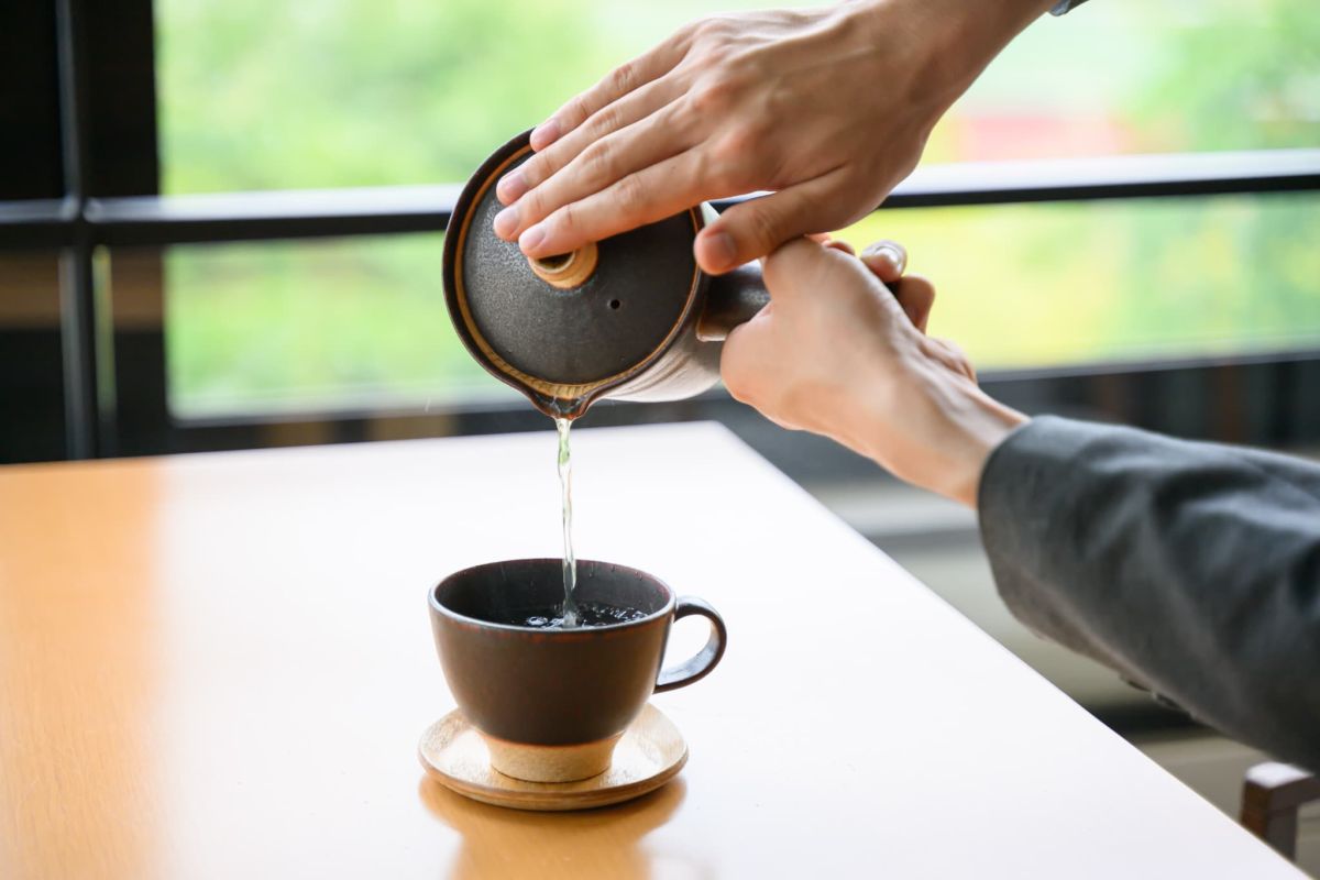 お茶を注ぐシーン