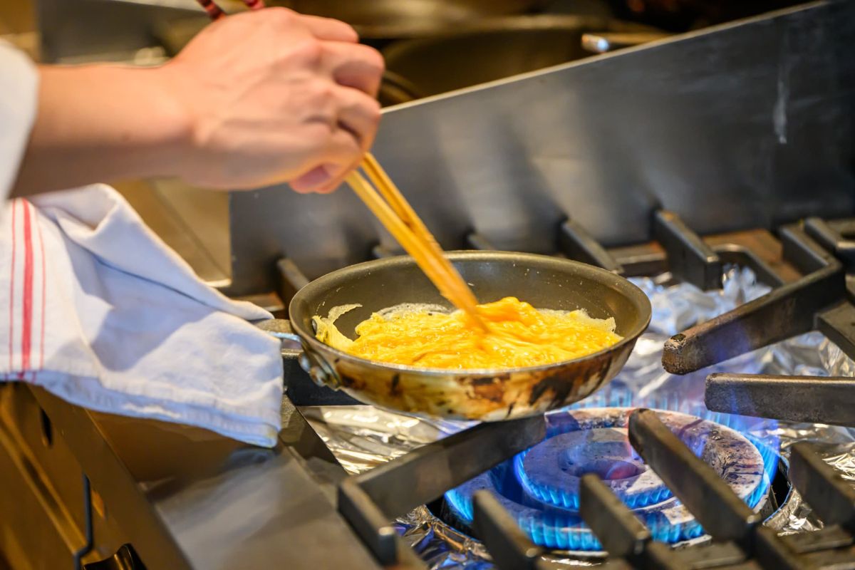 「オムレツ」を作る様子