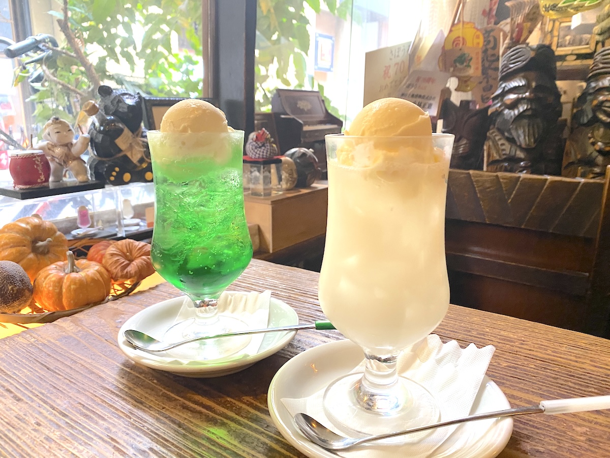 左から「クリームソーダ（メロン）」、「クリームソーダ（カルピス）」各850円