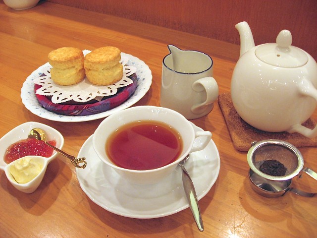 「セイロンティー」700円、「スコーン」600円