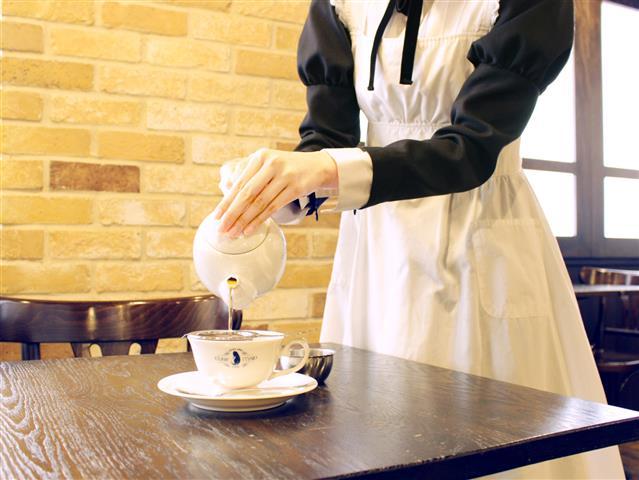 メイドスタッフが最初の一杯を注いでくれます