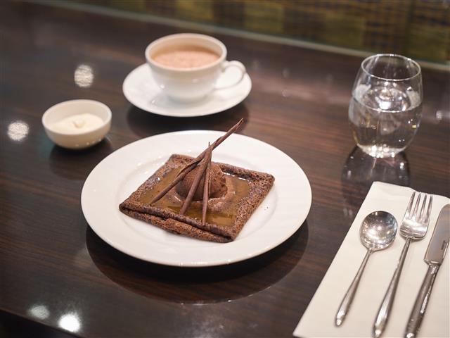 「ムニュ クレープ ショコラ オランジュ」（お好みのドリンク付きセット）2310円。2026年2月時点の季節限定メニュー