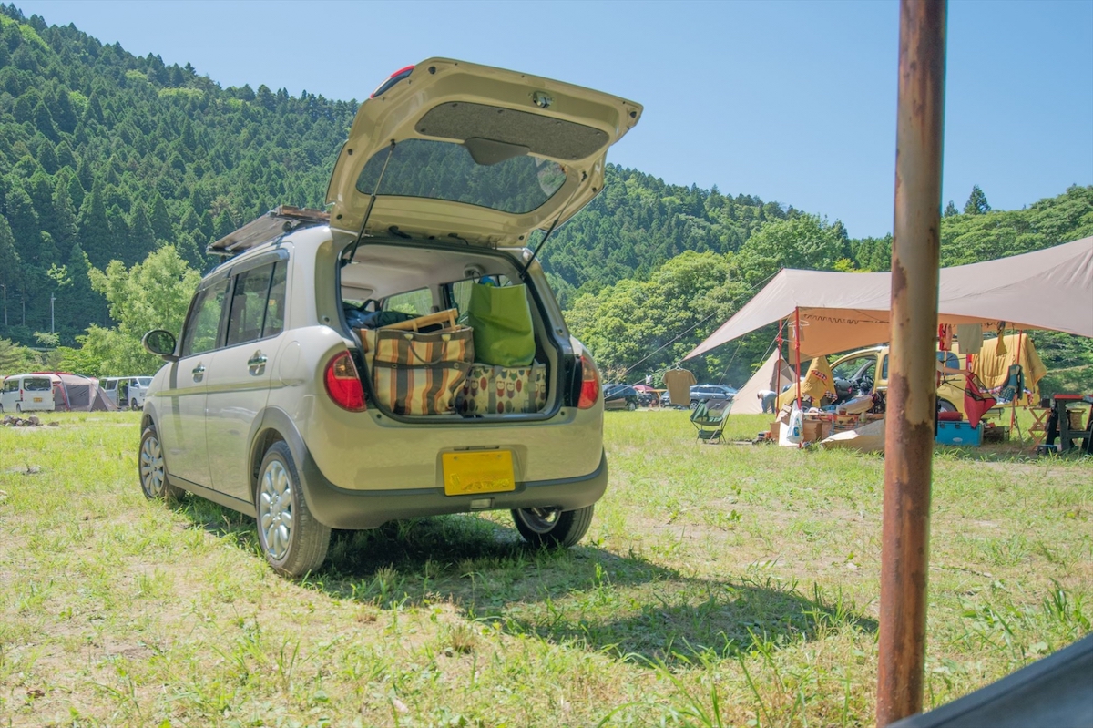 キャンプ場の車