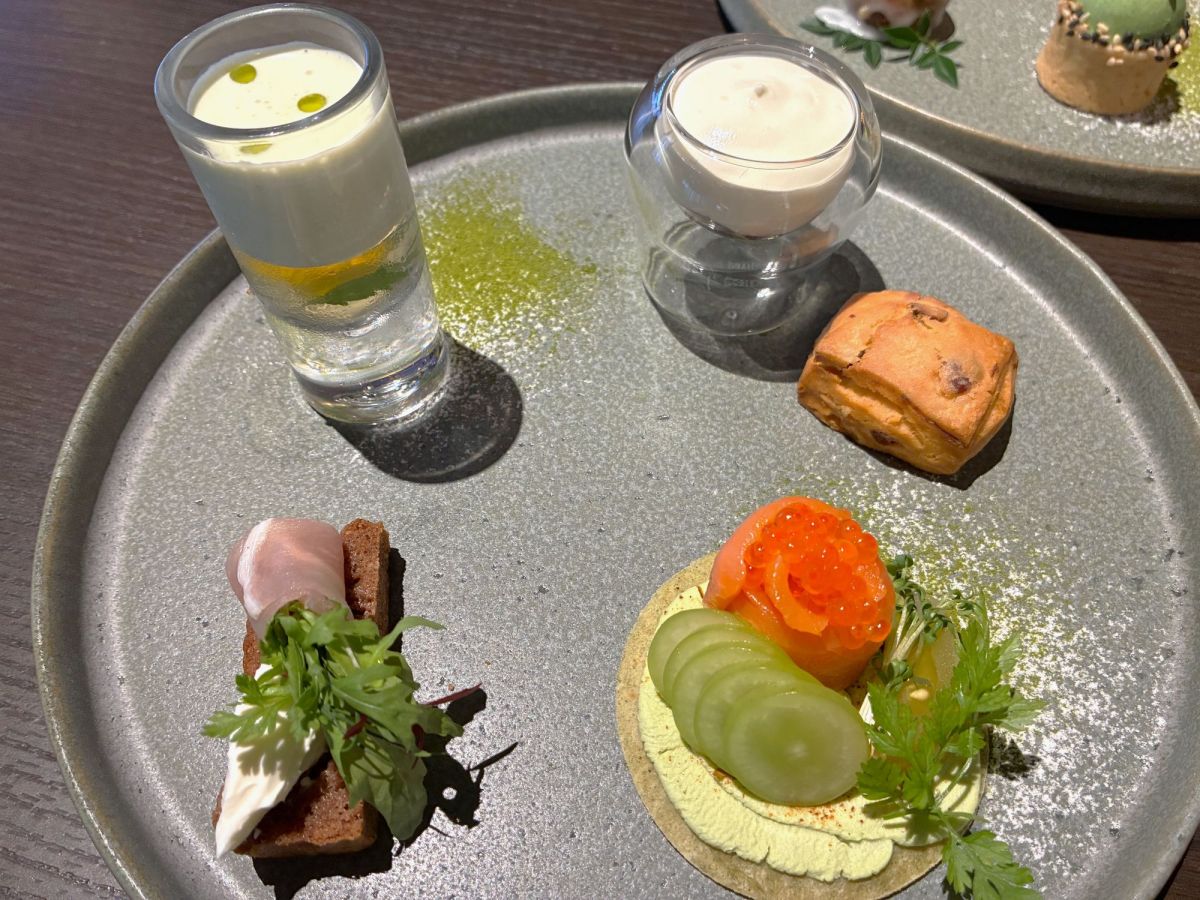 （左上から）枝豆の冷製ポタージュとトマトジュレのパリソワール、燻製香るスモークサーモンのグリーンタコス、生ハムとセルバチコをのせたケークサレ