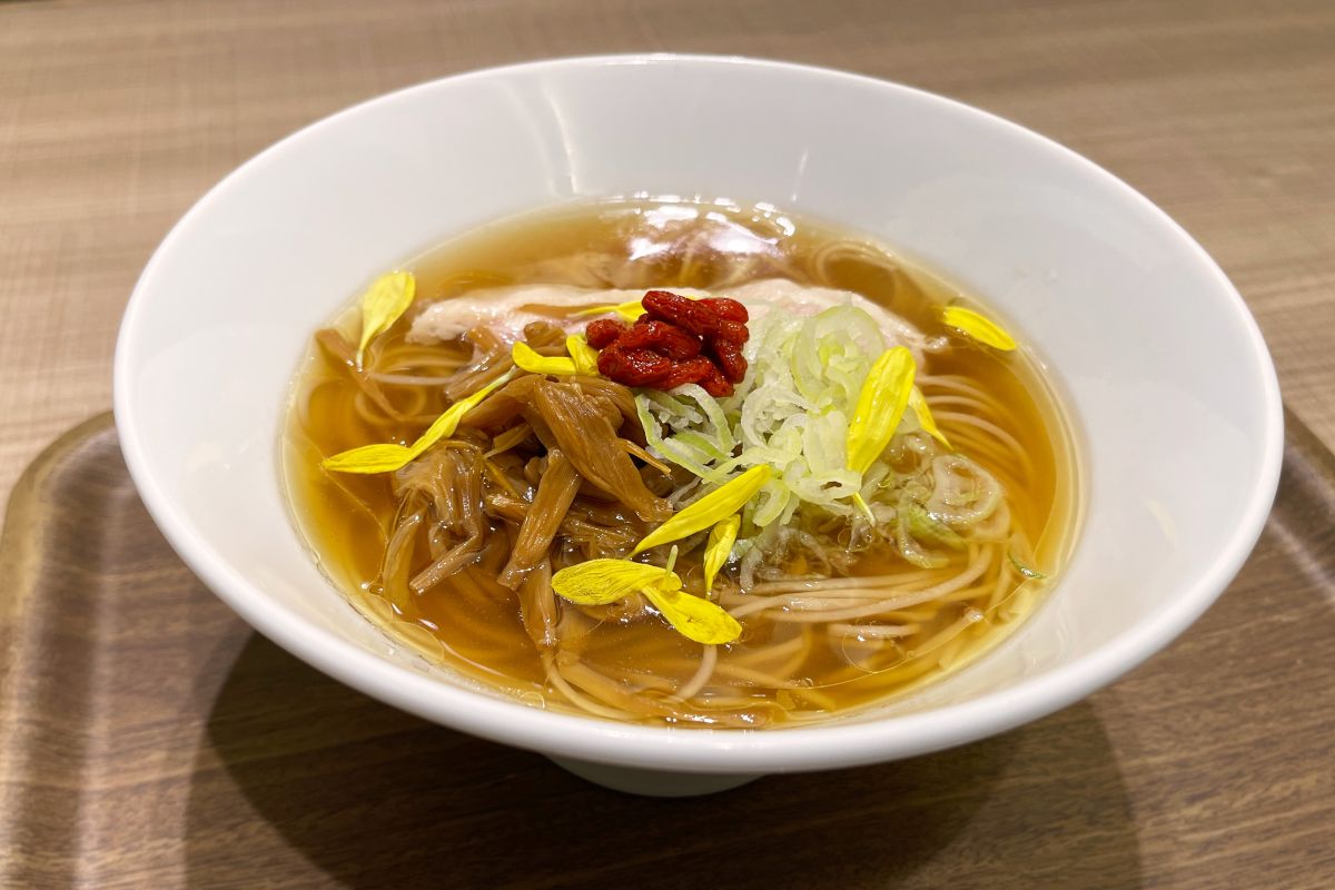 「薬膳スープ麺（薬膳ラーメン）黒」1190円