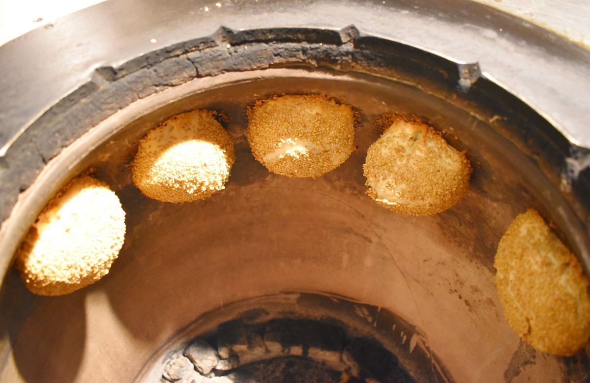 「胡椒餅」を焼く様子