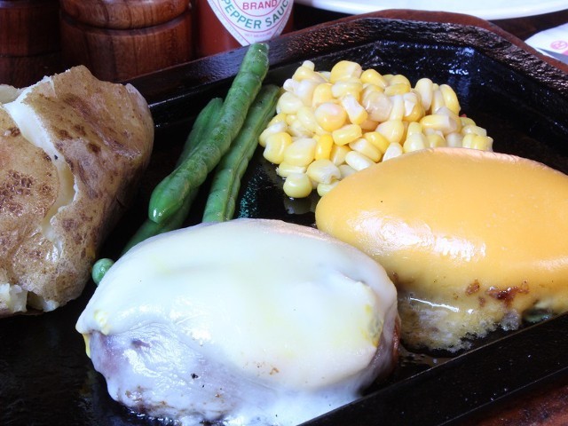 「モッツァレラ＆チェダーチーズハンバーグ」200g 1590円、300g 1890円、450g 2220円