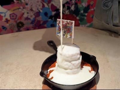 「4段ハンバーグ」豚肉ハンバーグ80g&times;4個 1210円、豚肉ハンバーグ 80g&times;2個＋和牛ハンバーグ 80g&times;2個 1815円、和牛ハンバーグ 80g&times;4個 2530円、トッピング「とろーりチーズ」275円