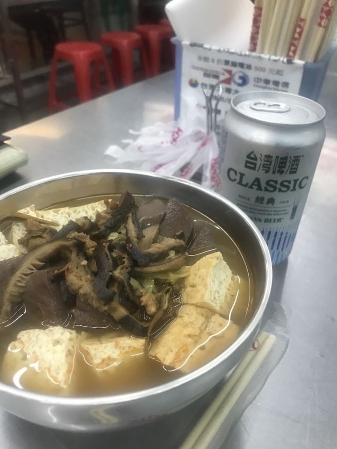 夜市での必食メニューは、臭豆腐と台湾ビール