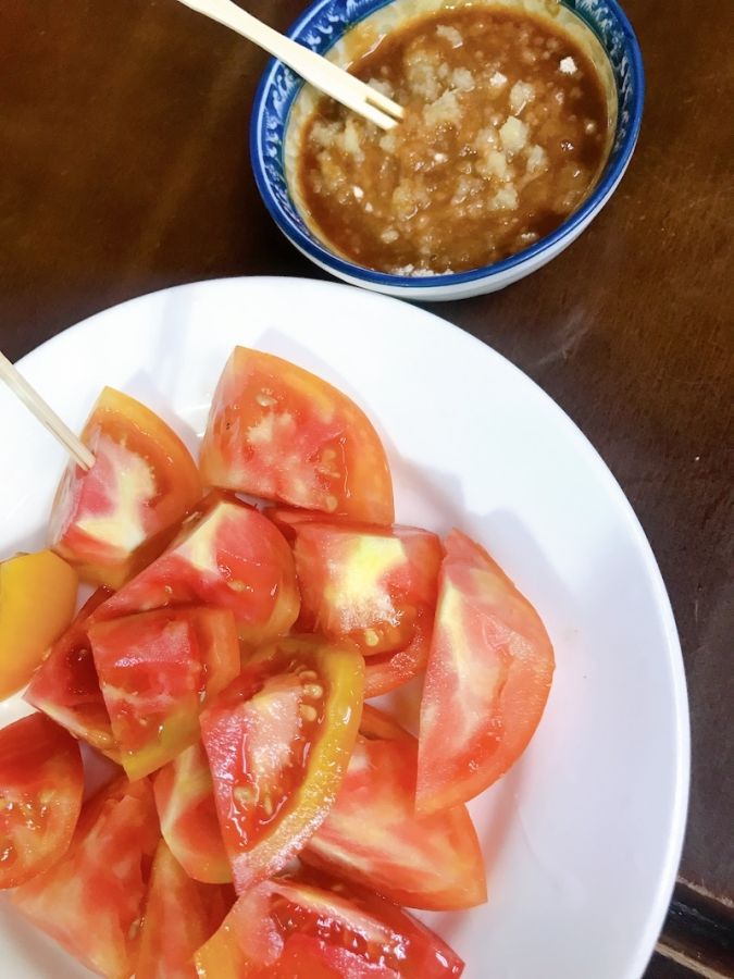 「華西街観光夜市」にある果物店「珍果」。トマトをしょうが入りの醤油で味わう