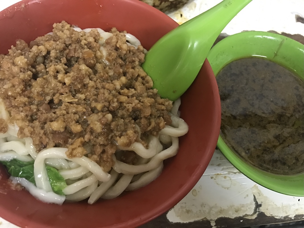 「城中市場」で味わった汁なし麺
