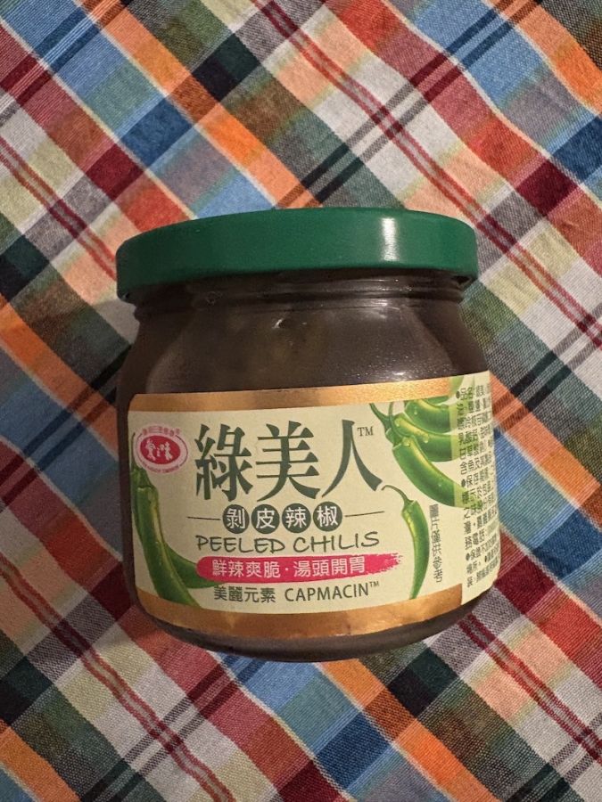 よく買うという剥皮辣椒。青唐辛子を醤油ベースの調味液に漬けた台湾の保存食で、ピリ辛の味わいが麺やご飯によく合う