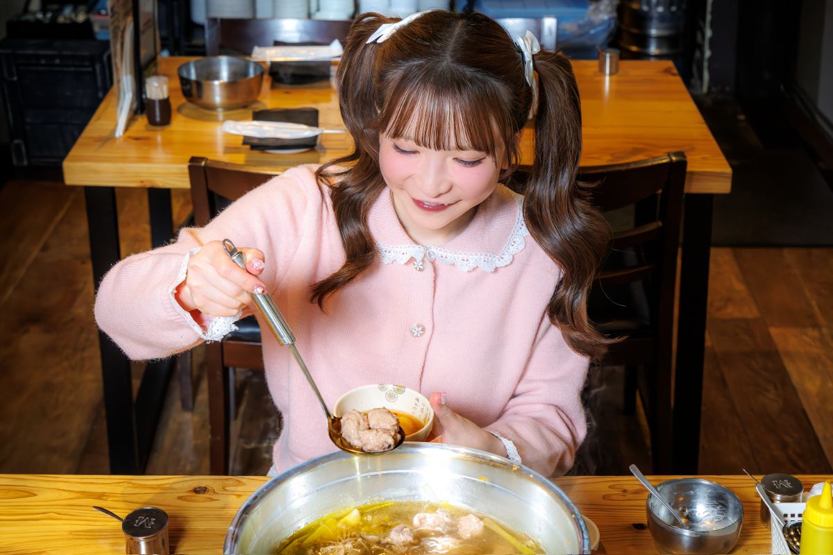 つくねをよそう様子