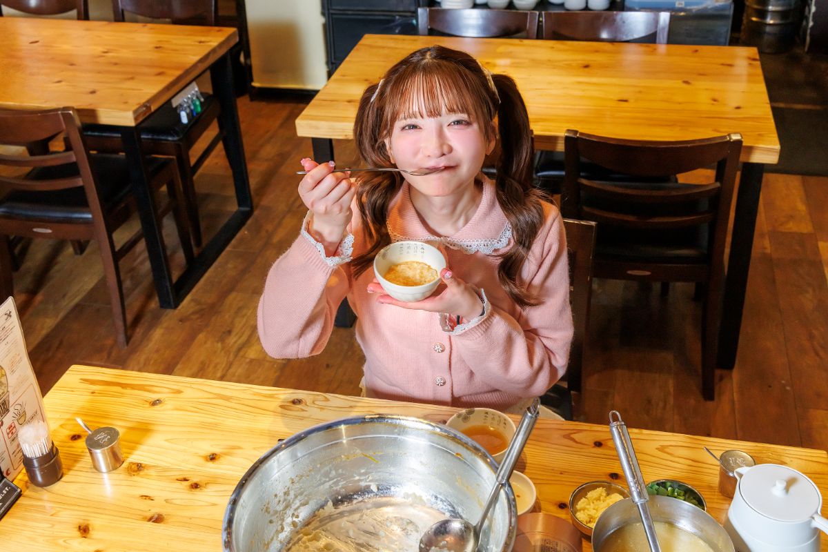 締めを食べて笑顔のもえあず