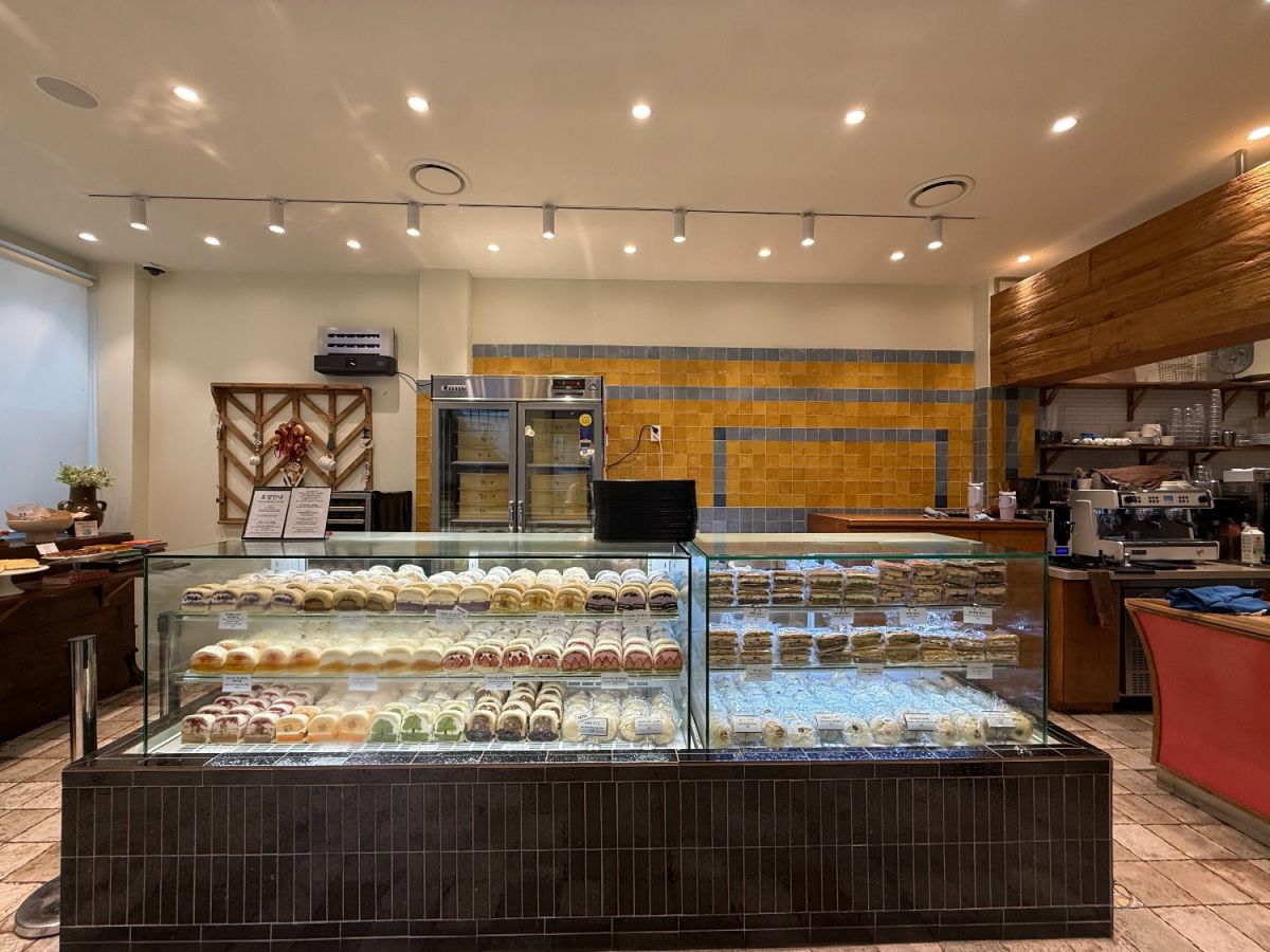 魅力的な商品がずらり。ショーケースを眺めているだけでもわくわく／提供：ハツ・ベーカリー