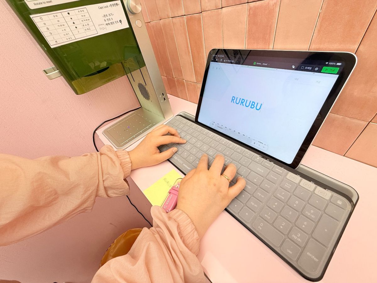 スタッフがその場で刻印データを入力