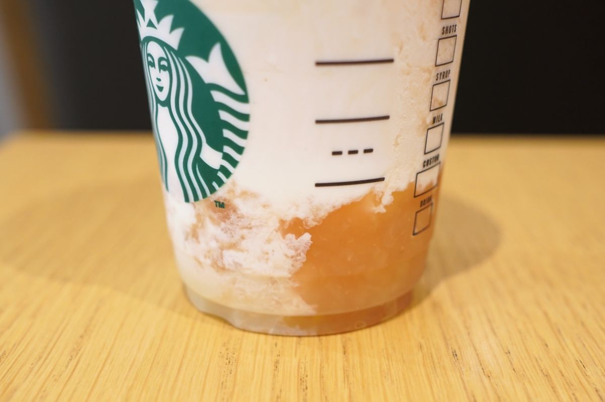 「ピーチ クリーミー ティー ラテ」カップの底