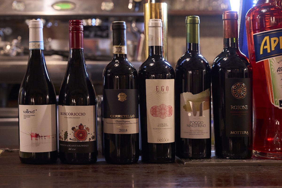 立ち飲みエリアのカウンターに並ぶイタリアワインのボトル