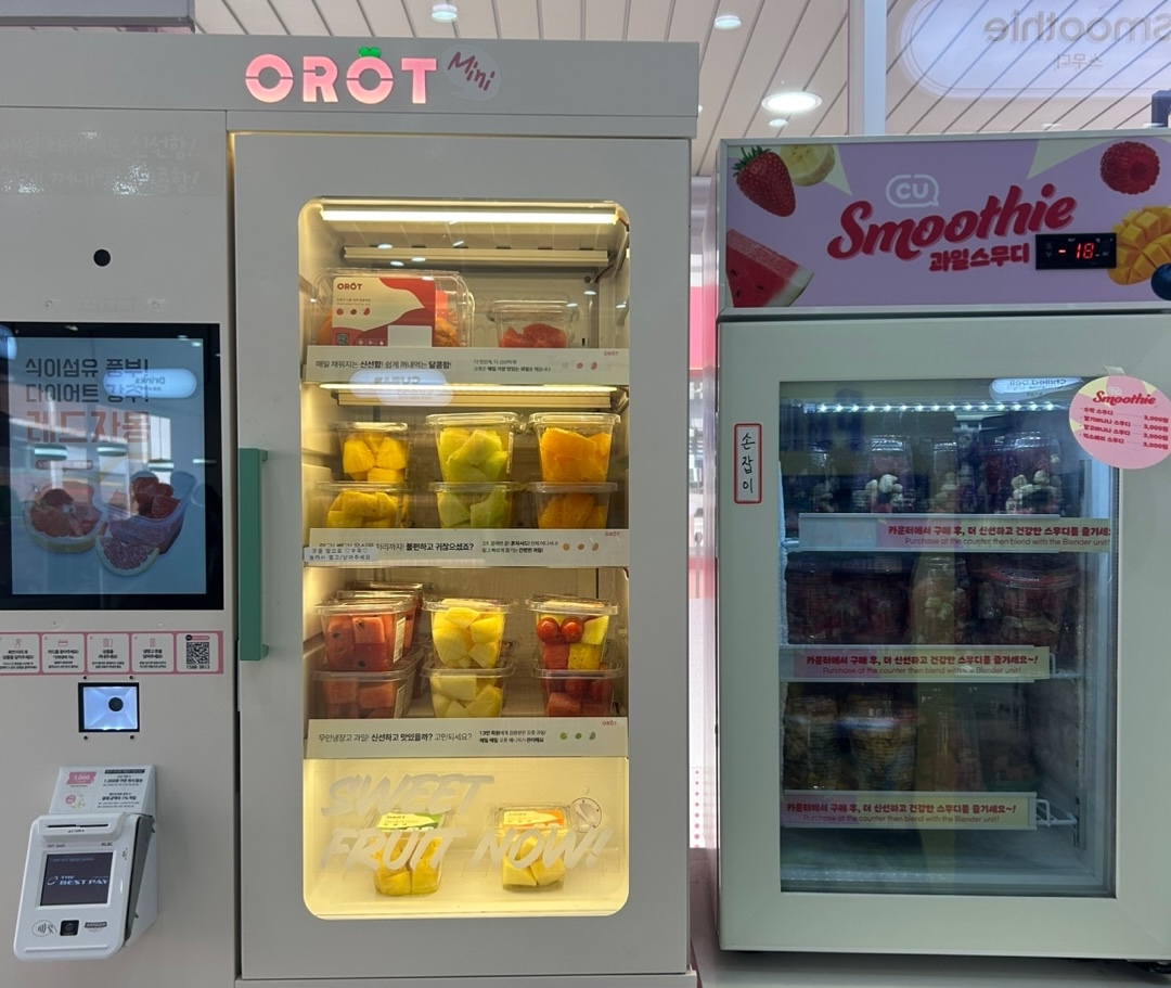 生フルーツの販売機とスムージーマシン