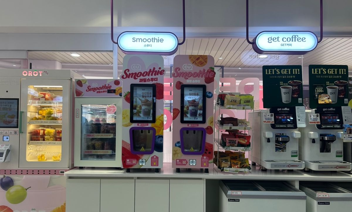 左からカットフルーツ販売機、スムージー、コーヒーマシーン