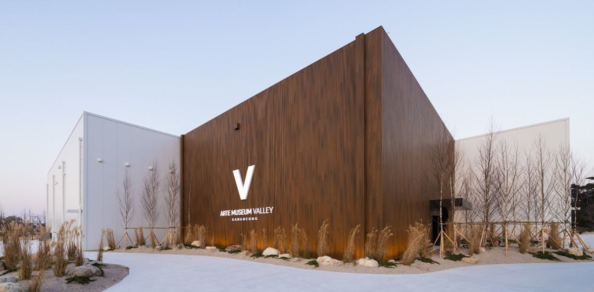 VALLEYの頭文字「V」が大きく描かれた外観が目印