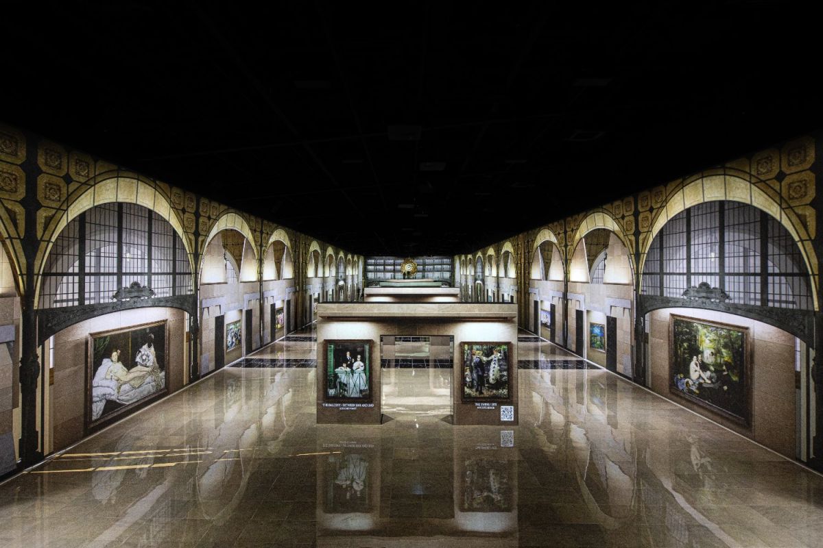 「オルセー特別展」の様子。オルセー美術館の空間や所蔵作品が投影される