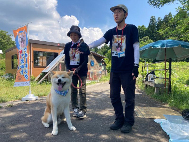 左は365日、マサくんのお世話をする田中さん、右はインストラクターの鎌田さん