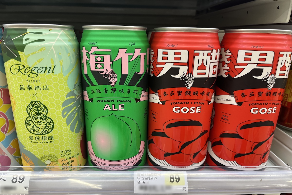 コンビニで臺虎精釀（タイフーブルーイング）のビールやサワーなどを調達。パッケージ買いするのも楽しい