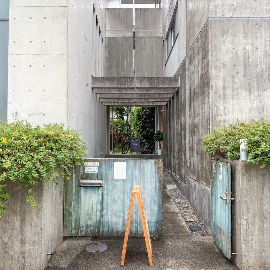 一見するとまず喫茶店には見えない重厚なたたずまい