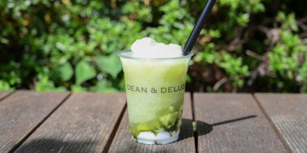 【DEAN & DELUCA・新作】しゃりっ、ふわり。“ぶどうの女王”の生果実たっぷり！「シャインマスカットとエルダーフラワーのフラッペ」を実食レポート！