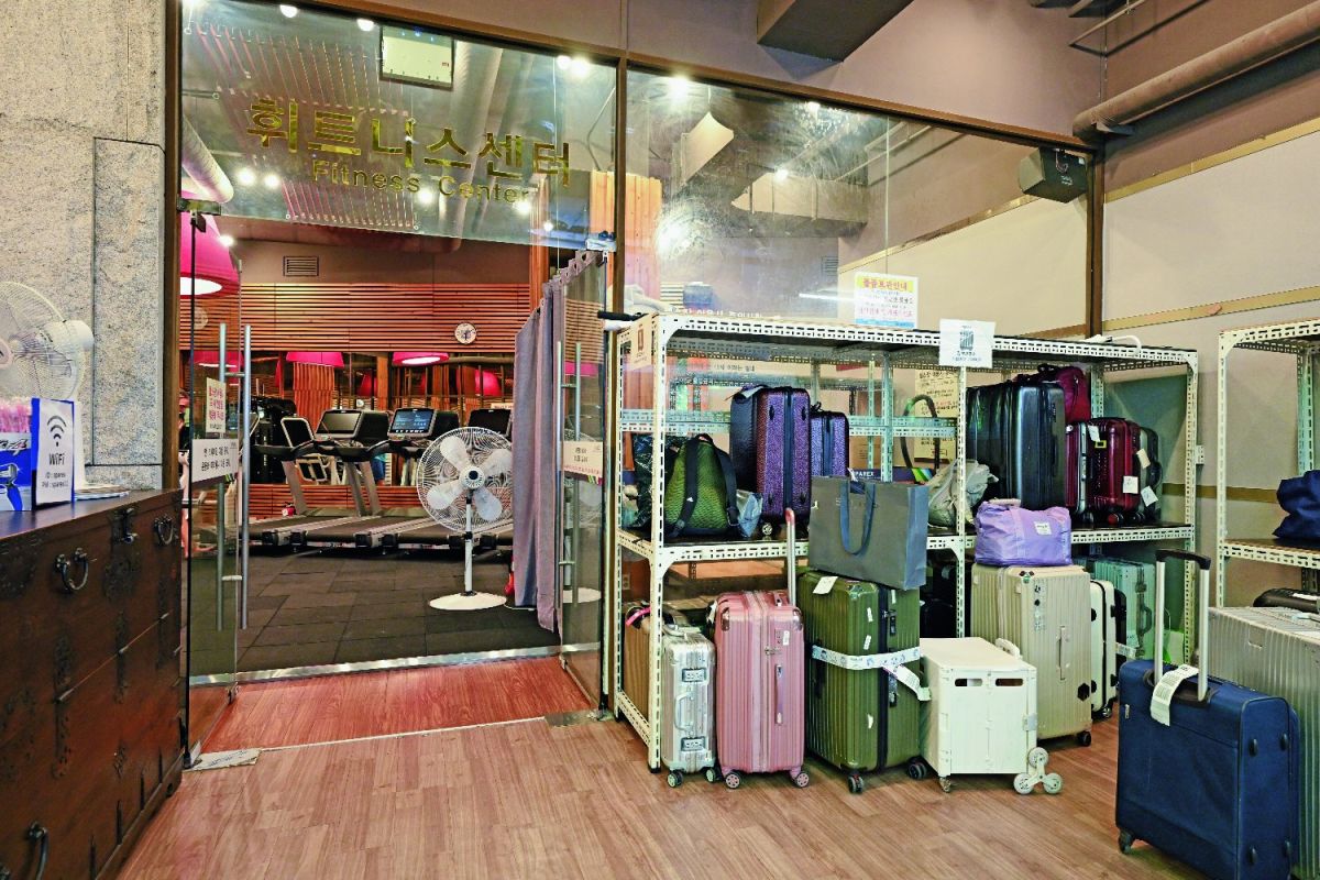 荷物の置き場。スーツケースが多く、観光客人気がうかがえる