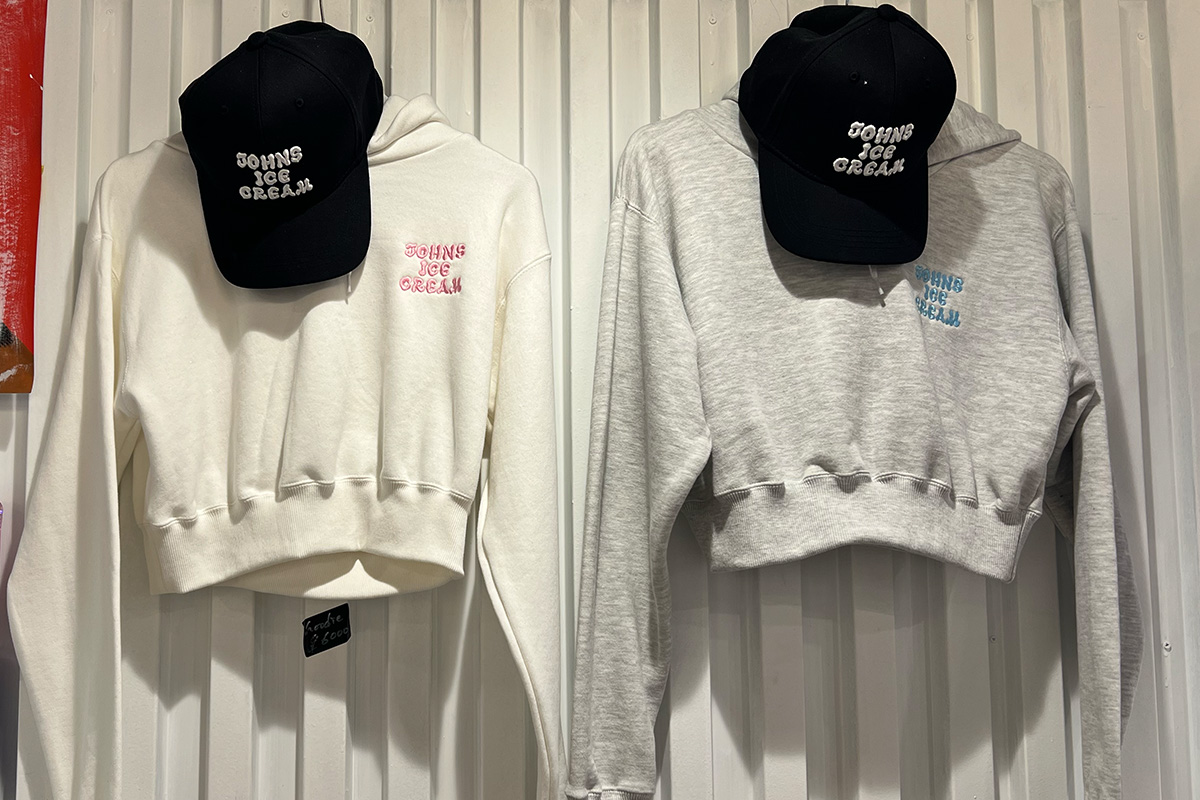 「クロップドパーカー」9000円　「キャップ」5500円