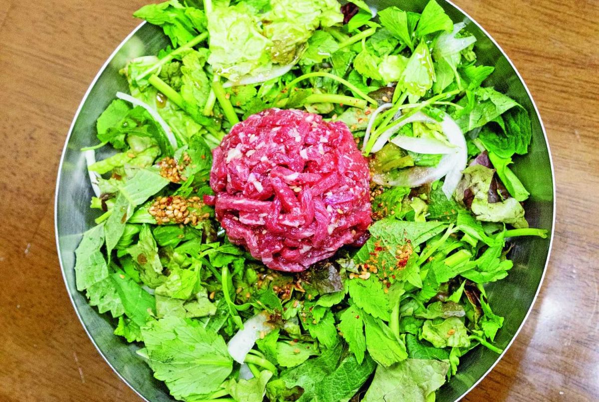 ミナリユッケピビンパッ W1万5000。コチュジャンではなく醤油ベースの味付けが新鮮