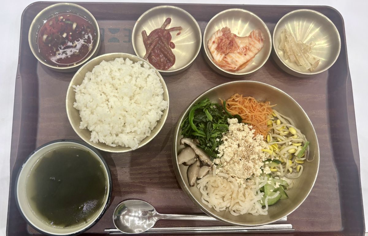 フードコートで食べたピビンパッ。席数が多く、回転も早いのですぐに座れる