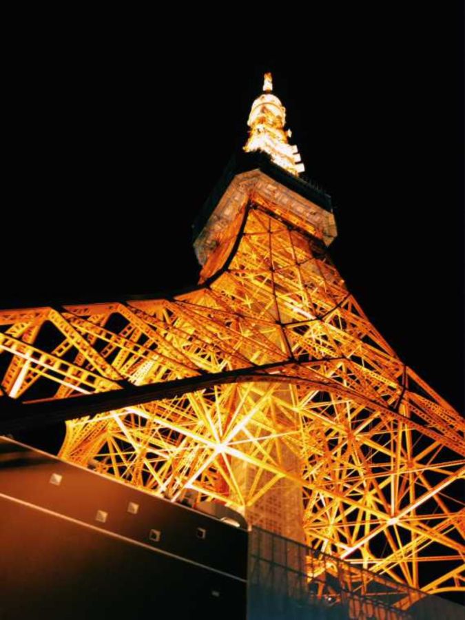下から見上げた東京タワー