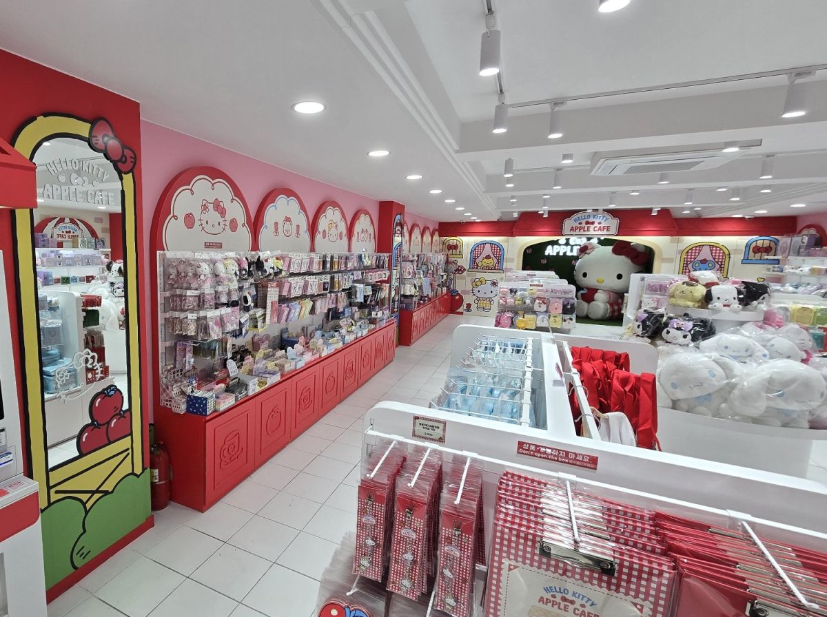 3階のグッズ売り場。奥には巨大なキティちゃんが！