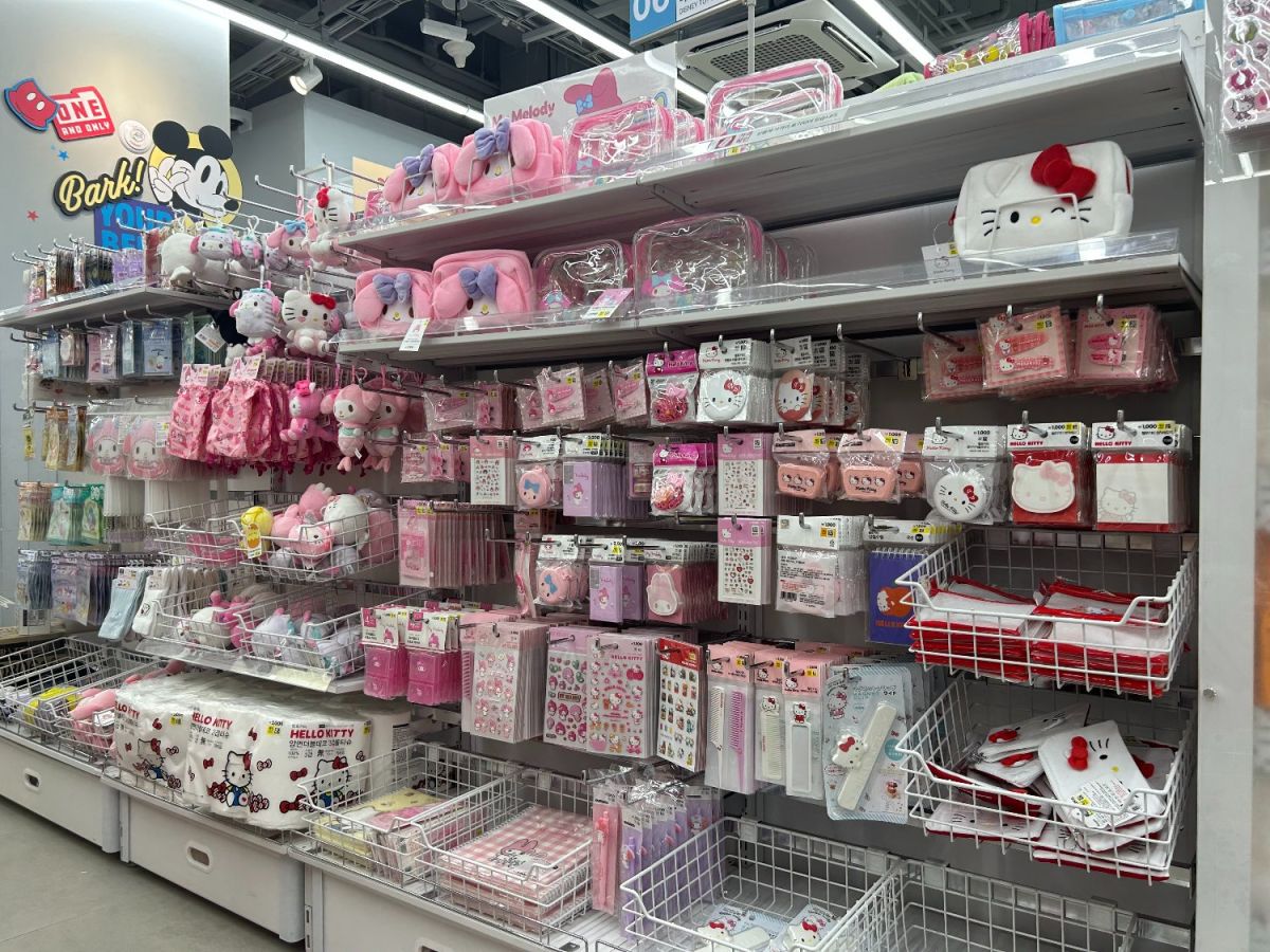 店内には多数のキティちゃんグッズが並ぶ