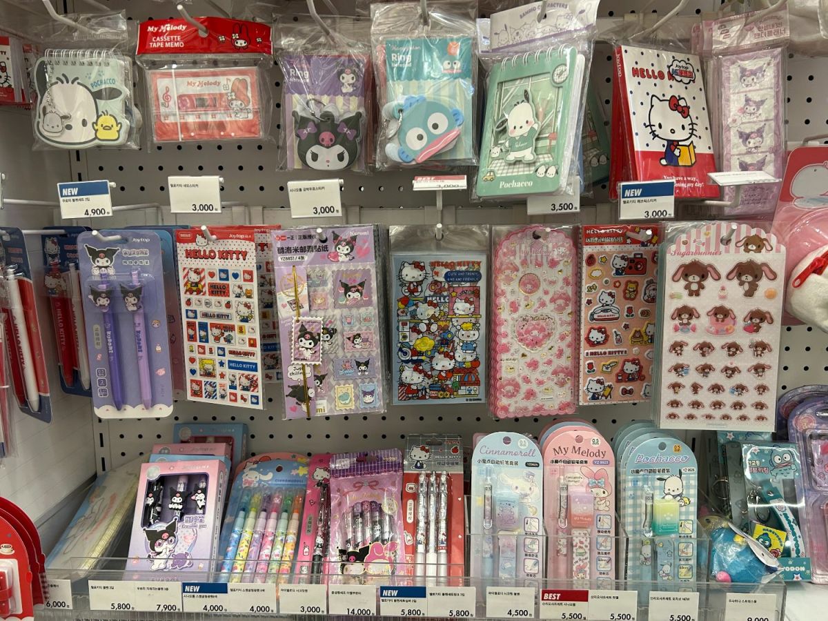 シールやメモ帳、筆記用具が並ぶ文房具コーナー